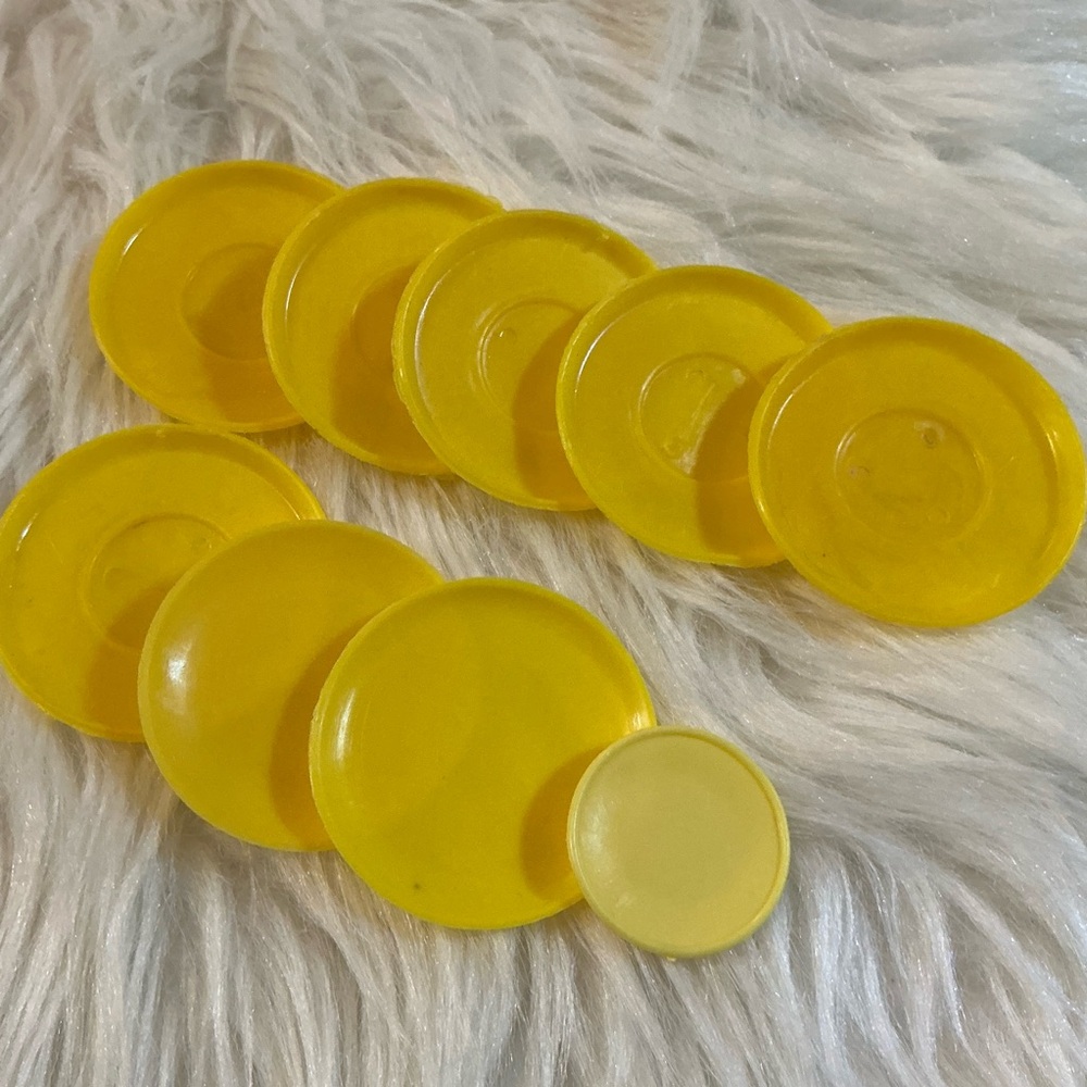 Nine 90s vintage Barbie Barbie dollhouse accessories toy plates